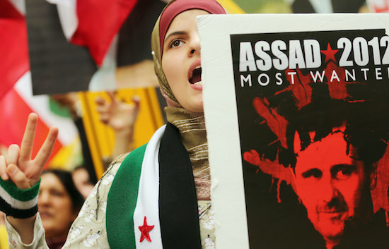 Em 2011, a vizinha Síria viveu a chamada Primavera Árabe, com as manifestações contra o regime de Bashar al-Assad. A forte repressão do governo de um lado e o crescimento das milícias anti-Assad de outro acabaram transformando o levante em uma guerra civil e atraindo, novamente, todos os tipos de terroristas e extremistas para a região. O ISI, então, resolveu cruzar a fronteira e combater ao lado das milícias. Nesse momento, mudou seu nome para ISIS, o Estado Islâmico do Iraque e da Síria. (Foto: Getty Images) Em 2011, a vizinha Síria viveu a chamada Primavera Árabe, com as manifestações contra o regime de Bashar al-Assad. A forte repressão do governo de um lado e o crescimento das milícias anti-Assad de outro acabaram transformando o levante em uma guerra civil e atraindo, novamente, todos os tipos de terroristas e extremistas para a região. O ISI, então, resolveu cruzar a fronteira e combater ao lado das milícias. Nesse momento, mudou seu nome para ISIS, o Estado Islâmico do Iraque e da Síria. (Foto: Getty Images)