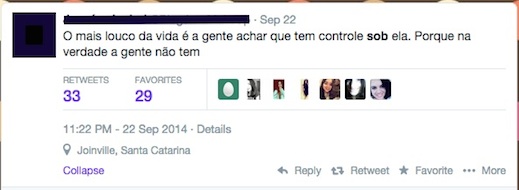 Dá ideia de que algo está em uma posição inferior em relação a outro objeto. De cara, vocês já devem ter percebido o erro no tweet acima, não é? Não dá para ter controle estando em uma posição inferior, logo, o correto seria aplicar outra preposição: ... achar que tem controle sobre ela.