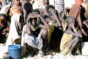 Somali_children_waiting2.jpg