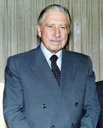 O general Augusto José Ramón Pinochet Ugarte (1915-2006) foi Chefe do Exército do Chile no fim do governo socialista de Salvador Allende. Quando Pinochet orquestrou o golpe de 11 de setembro de 1973, Allende foi pego de surpresa: considerava-o um bom amigo. Allende suicidou-se e o general instaurou um sangrento regime militar que duraria até 1990. Imagem: Getty Images O general Augusto José Ramón Pinochet Ugarte (1915-2006) foi Chefe do Exército do Chile no fim do governo socialista de Salvador Allende. Quando Pinochet orquestrou o golpe de 11 de setembro de 1973, Allende foi pego de surpresa: considerava-o um bom amigo. Allende suicidou-se e o general instaurou um sangrento regime militar que duraria até 1990. Imagem: Getty Images