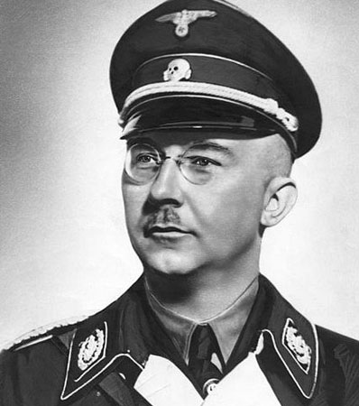 O chefe da SS abandonou Hitler e negociou uma rendição da Alemanha com os EUA e a Grã-Bretanha quando viu que o nazismo estava com os dias contados. Hitler, ao descobrir a traição, ficou furioso. Himmler terminou preso pelo exército inglês em maio de 1945. Depois, suicidou-se. Imagem: Getty Images O chefe da SS abandonou Hitler e negociou uma rendição da Alemanha com os EUA e a Grã-Bretanha quando viu que o nazismo estava com os dias contados. Hitler, ao descobrir a traição, ficou furioso. Himmler terminou preso pelo exército inglês em maio de 1945. Depois, suicidou-se. Imagem: Getty Images