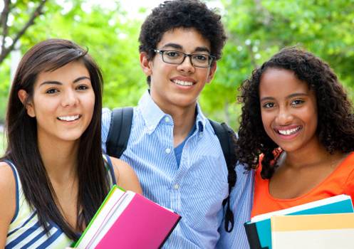 trio-estudantes-segurando-livros.jpg