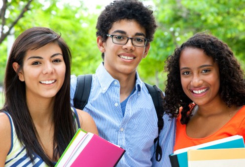 trio-estudantes-segurando-livros.jpg