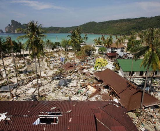 TSUNAMI - Estude sobre os episódios de 2004 (Indonésia) e 2011 (Japão).