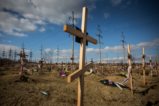 Túmulos novos em uma colina em Donetsk, Ucrânia, muitos dos quais criados devido ao conflito em curso entre a Ucrânia e os rebeldes pró-russos. O conflito já custou pelo menos 6.000 vidas desde abril do ano passado, de acordo com as Nações Unidas. (Foto: Andrew Burton / Getty Images)