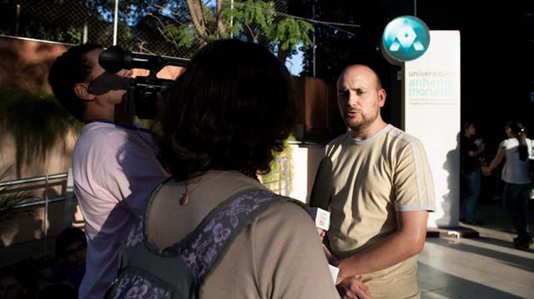 Redator Chefe do Guia do Estudante, Fábio Volpe, concede entrevista