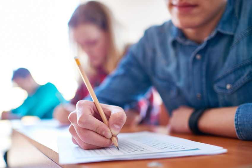 Estudante fazendo prova sobre mesa