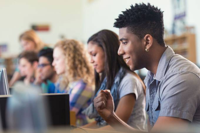 estudantes-escola-computador
