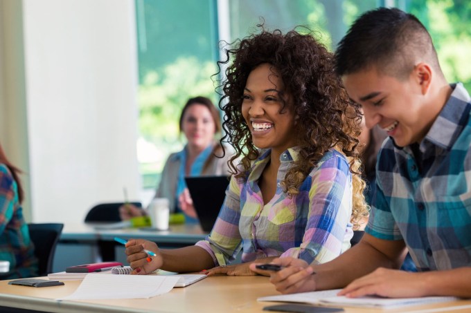 estudantes-sorrindo-aula