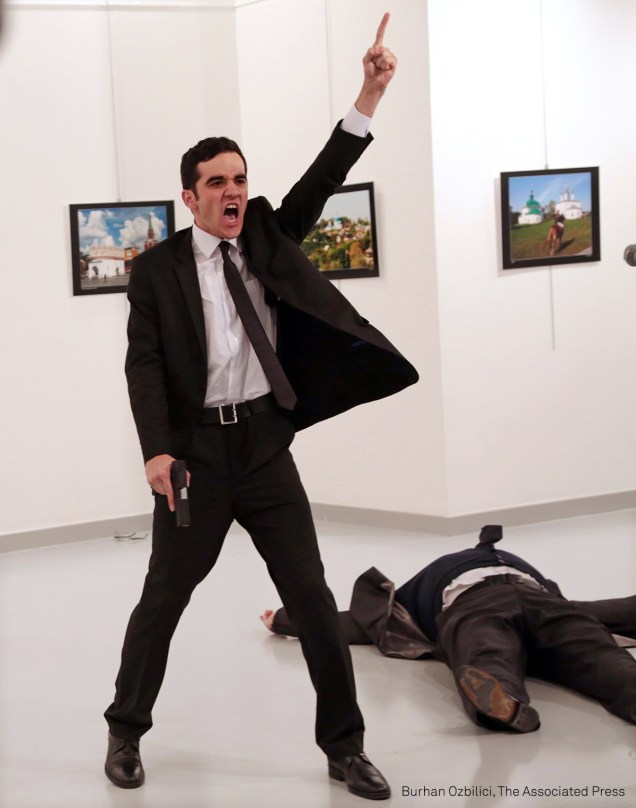 Mevlüt Mert Altıntaş, um policial de 22 anos, aparece na imagem gritando após atirar contra Andrey Karlov, embaixador russo na Turquia, em uma galeria de arte em Ancara, capital da Turquia, em dezembro de 2016. O embaixador morreu no local. Minutos depois do atentado, o policial foi morto pelas forças de segurança da Turquia. O ataque teria sido um protesto contra a intervenção russa na Síria. Antes de matar o embaixador, o policial gritou: "não se esqueçam de Aleppo, não se esqueçam da Síria!".

(foto: AP Photo/Burhan Ozbilici/World Press Photo 2017)