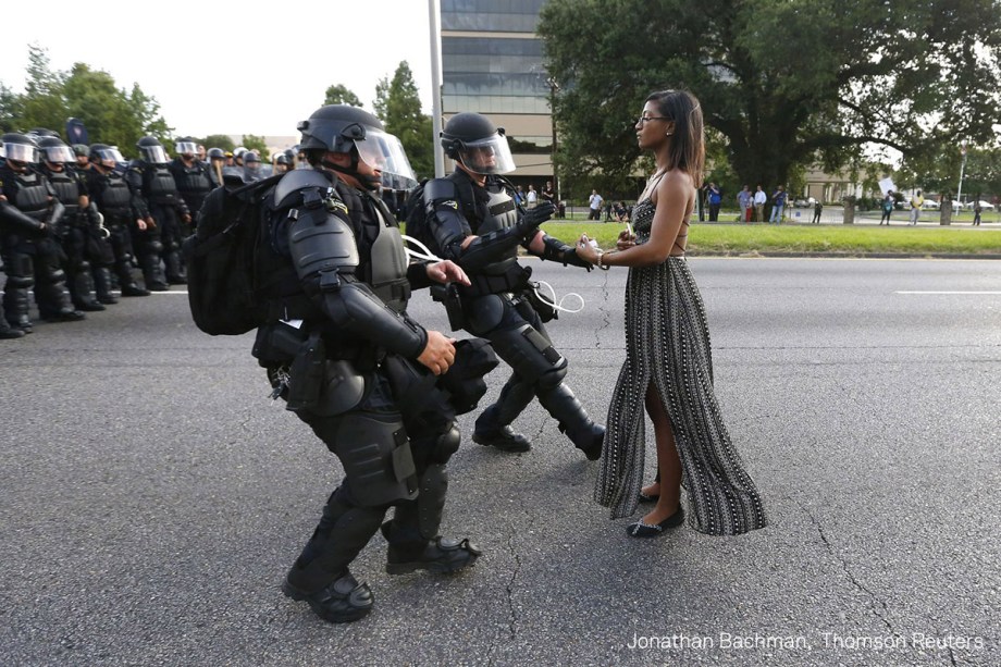 A ativista Ieshia Evans oferece suas mãos para ser presa durante protesto contra o assassinato de Alton Sterlin pela polícia. A manifestação ocorreu em Baton Rouge (Louisiana), nos Estados Unidos (EUA), em julho de 2016.

<span>(foto: Jonathan Bachman/World Press Photo 2017)</span>