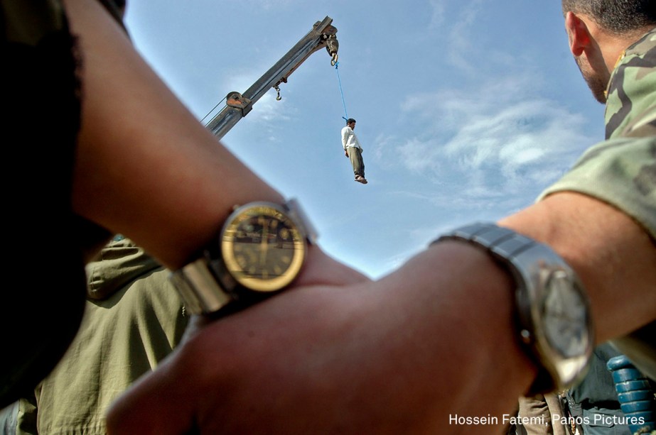 Mohammad Bijeh, condenado a pena de morte pelo sequestro e assassinato de 21 pessoas, é enforcado em Bijeh, no Irã, em março de 2005.
<div class="story-desc"><span>(foto: Hossein Fatemi/World Press Photo 2017)</span></div>