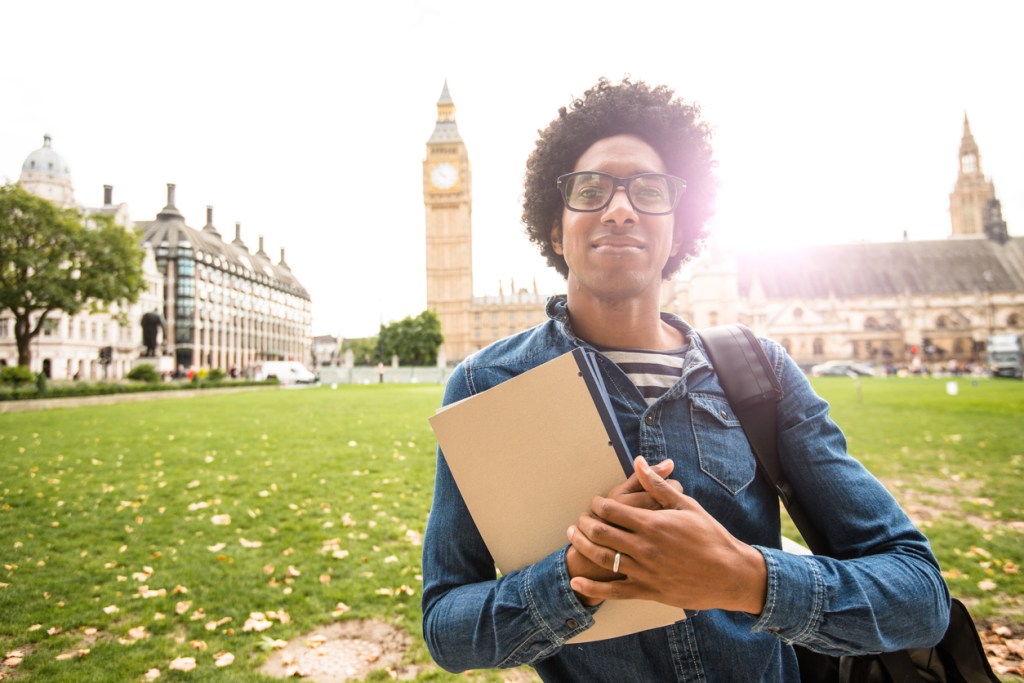 Quer estudar no exterior, mas não tem grana? Estudante dá dicas