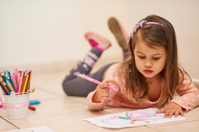 Criança desenhando em casa