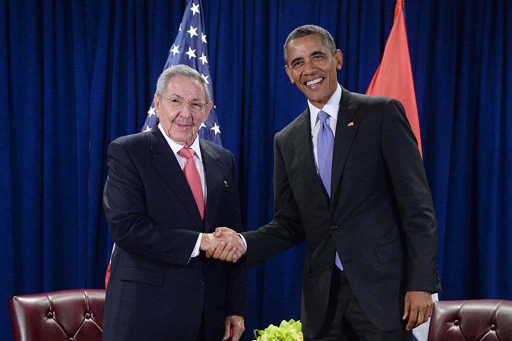 U.S. President Barack Obama Meets With President Raul Castro Of Cuba O líder cubano, Raúl Castro, e o então presidente dos EUA, Barack Obama, se cumprimentam em evento na ONU, em Nova York, em setembro de 2015