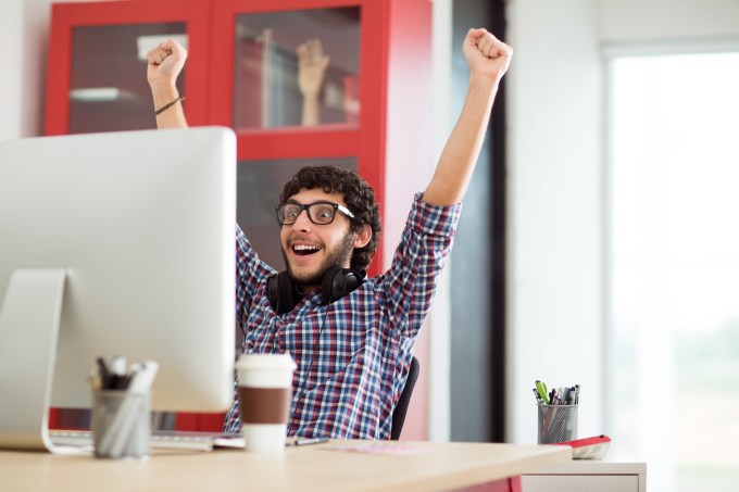 Estudante aprovado, feliz, computador, comemorando