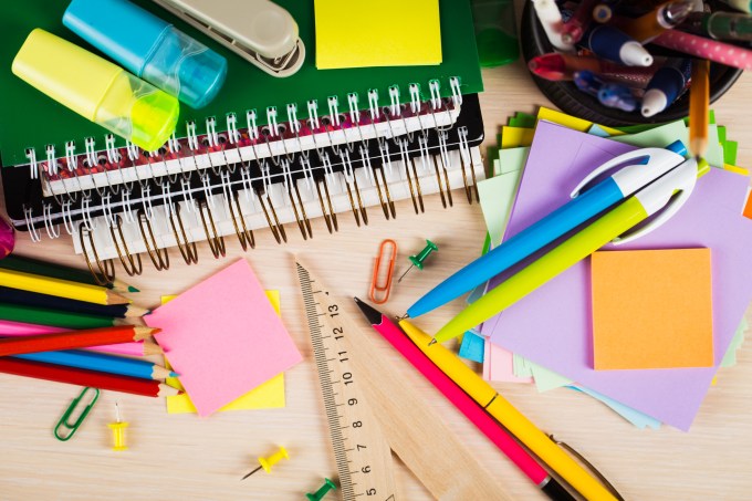 Materiais escolares e de escritório. Canetas, lápis, régua, post-it, cadernos
