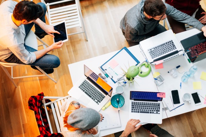 Grupo de pessoas estudando ou trabalhando computadores