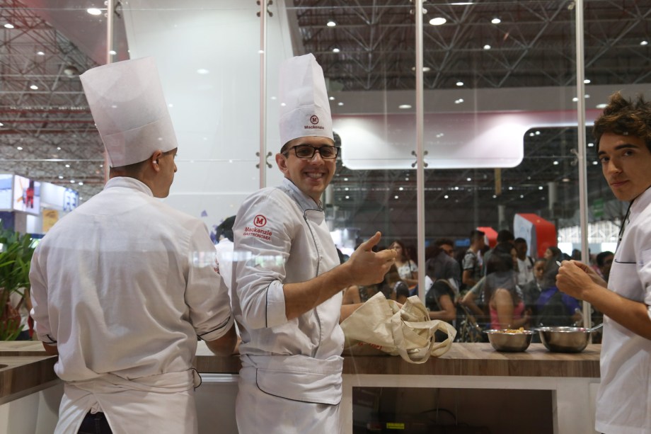 A Feira Guia do Estudante 2017 rolou entre os dias 14 e 16 de setembro no Anhembi, em São Paulo. Os visitantes puderam conferir palestras, simulados, jogos, testes vocacionais, dicas de estudo, orientação vocacional, informações de cursos no exterior, dicas de financiamento estudantil, oficinas profissionais e muito mais.