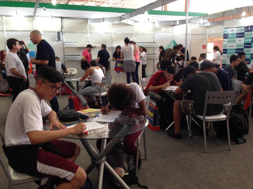 A Feira Guia do Estudante 2017 rolou entre os dias 14 e 16 de setembro no Anhembi, em São Paulo. Os visitantes puderam conferir palestras, simulados, jogos, testes vocacionais, dicas de estudo, orientação vocacional, informações de cursos no exterior, dicas de financiamento estudantil, oficinas profissionais e muito mais. A Feira Guia do Estudante 2017 rolou entre os dias 14 e 16 de setembro no Anhembi, em São Paulo. Os visitantes puderam conferir palestras, simulados, jogos, testes vocacionais, dicas de estudo, orientação vocacional, informações de cursos no exterior, dicas de financiamento estudantil, oficinas profissionais e muito mais.