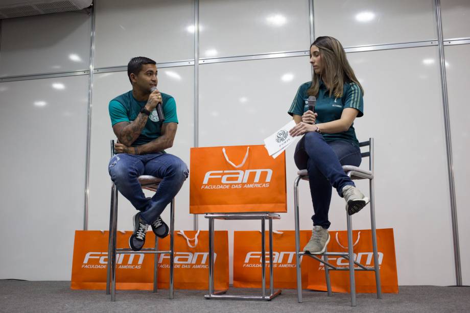 O jogador Dudu, do Palmeiras, participou de um bate-papo com os alunos na sexta-feira (15). O jogador Dudu, do Palmeiras, participou de um bate-papo com os alunos na sexta-feira (15).