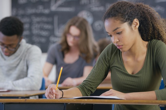 Estudantes em sala de aula