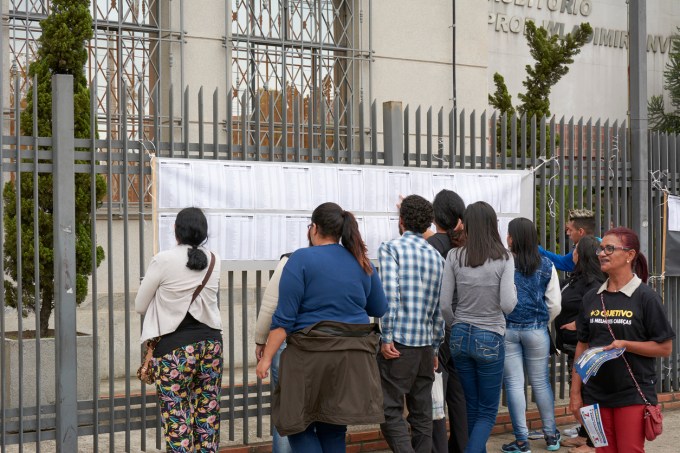 Estudantes checam sua sala para prova do Enem