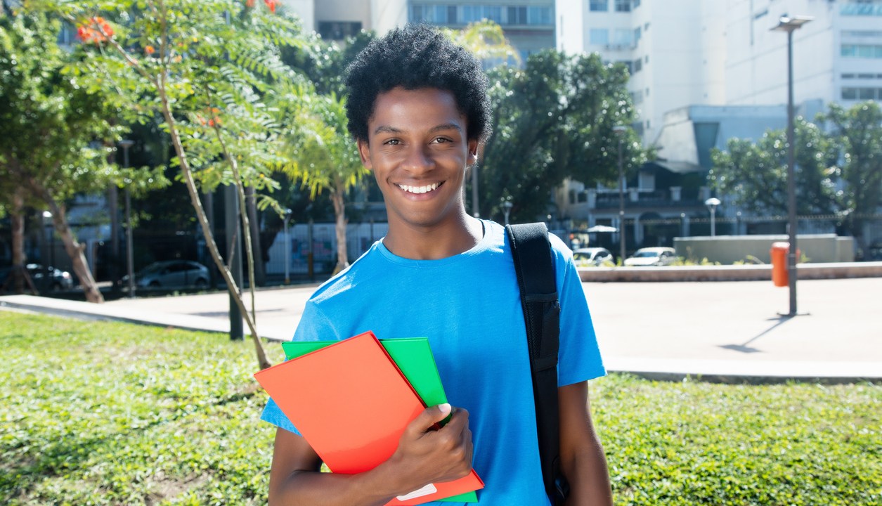 Estudante sorrindo