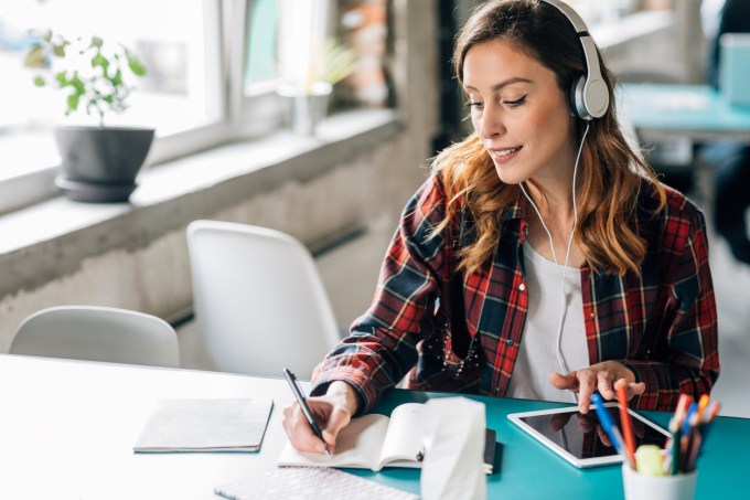 Mulher estudando com podcast