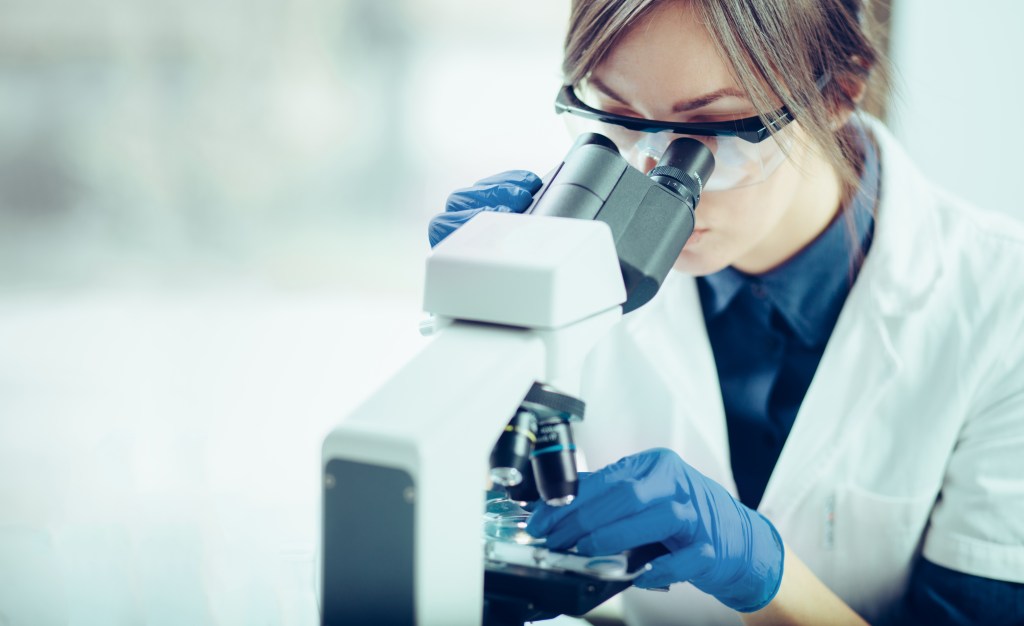 pesquisadora em laboratório