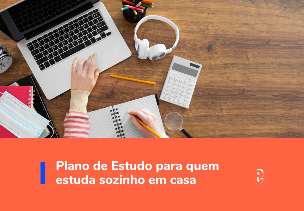 Mesa com notebook, caderno, lápis, fone de ouvido e calculadora