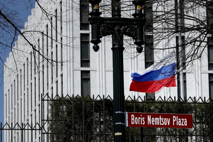 Bandeira russa em embaixada