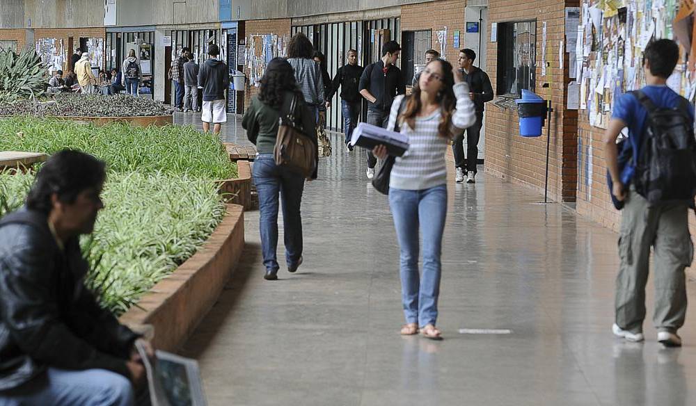 Universitários em campus