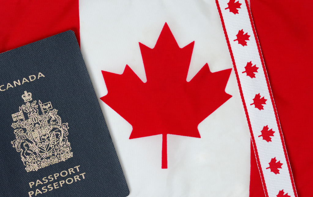 bandeira do canadá e passaporte