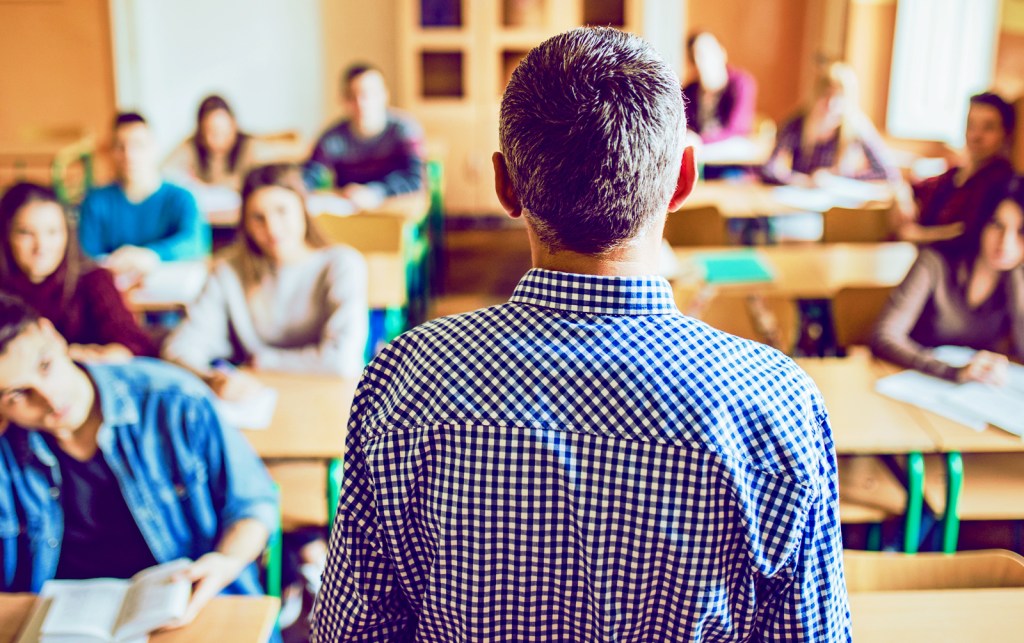 Quero dar aula em universidade. Faço bacharelado ou licenciatura?