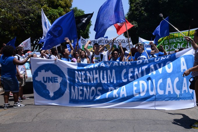 Estudantes se mobilizam em terceiro ato pela educação