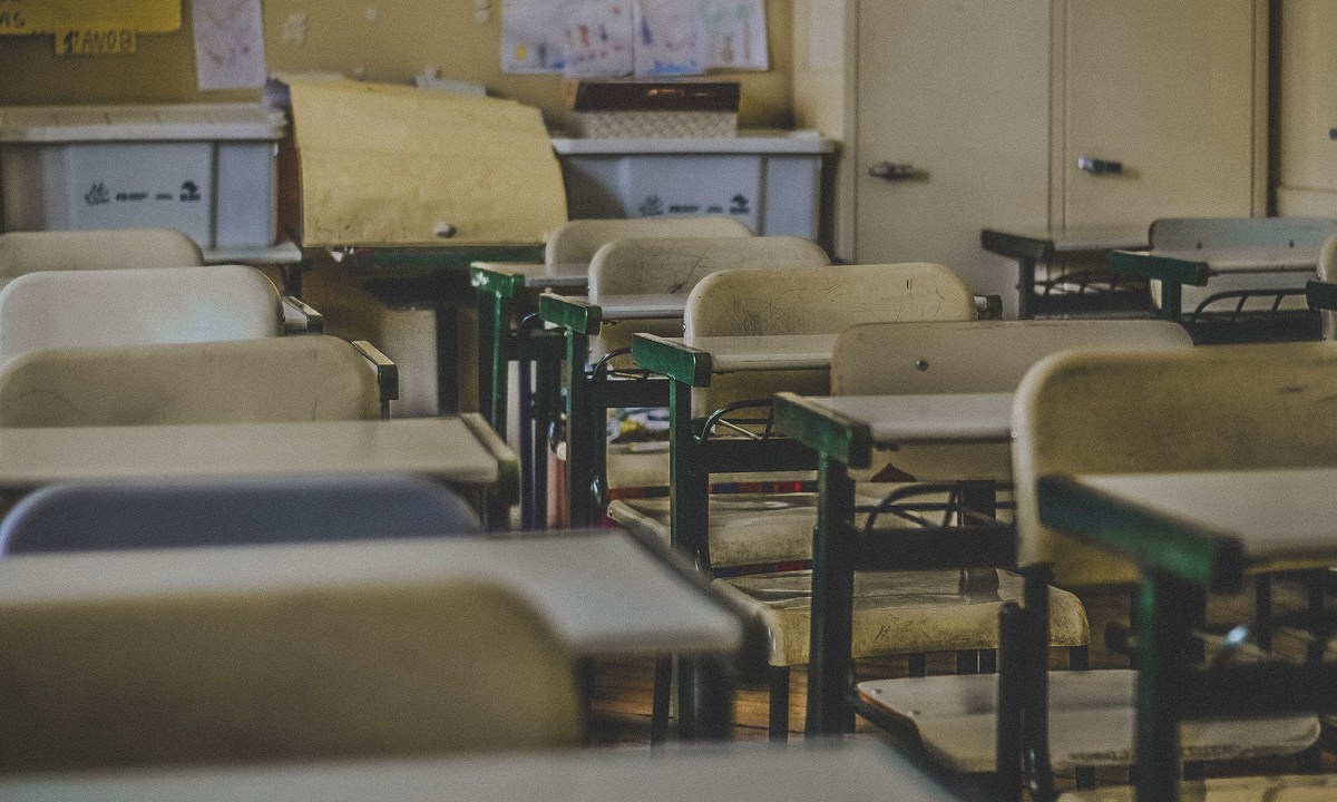 Sala de aula com carteiras vazias