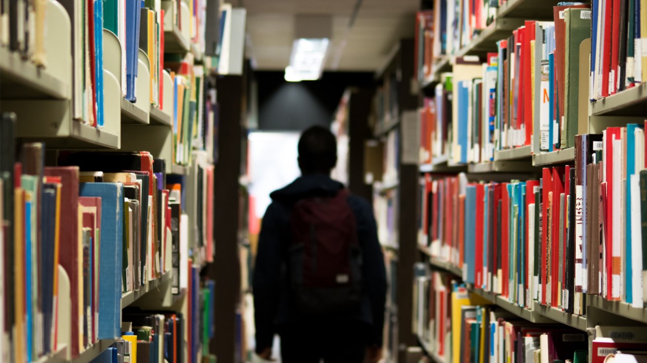 estudante na biblioteca