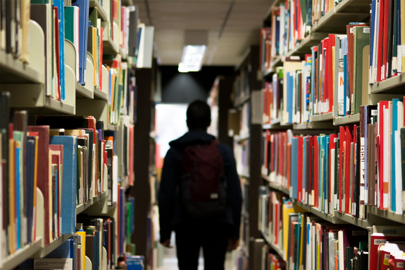 estudante na biblioteca