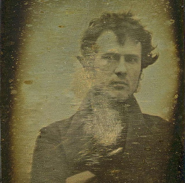 selfie Robert Cornelius foi o primeiro a fazer uma selfie na história! O americano teve que ficar cerca de 15 minutos parado para concluir o processo