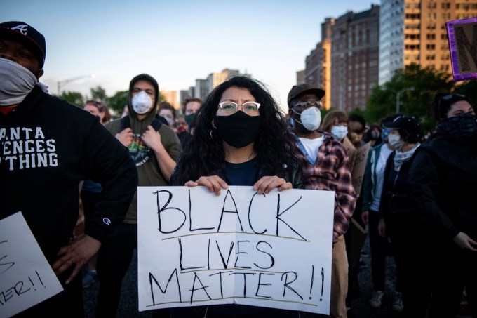 Em 2020, mesmo com o distanciamento social causado pela pandemia de covid-19, os protestos do #BlackLivesMatter ocorreram em várias partes do mundo