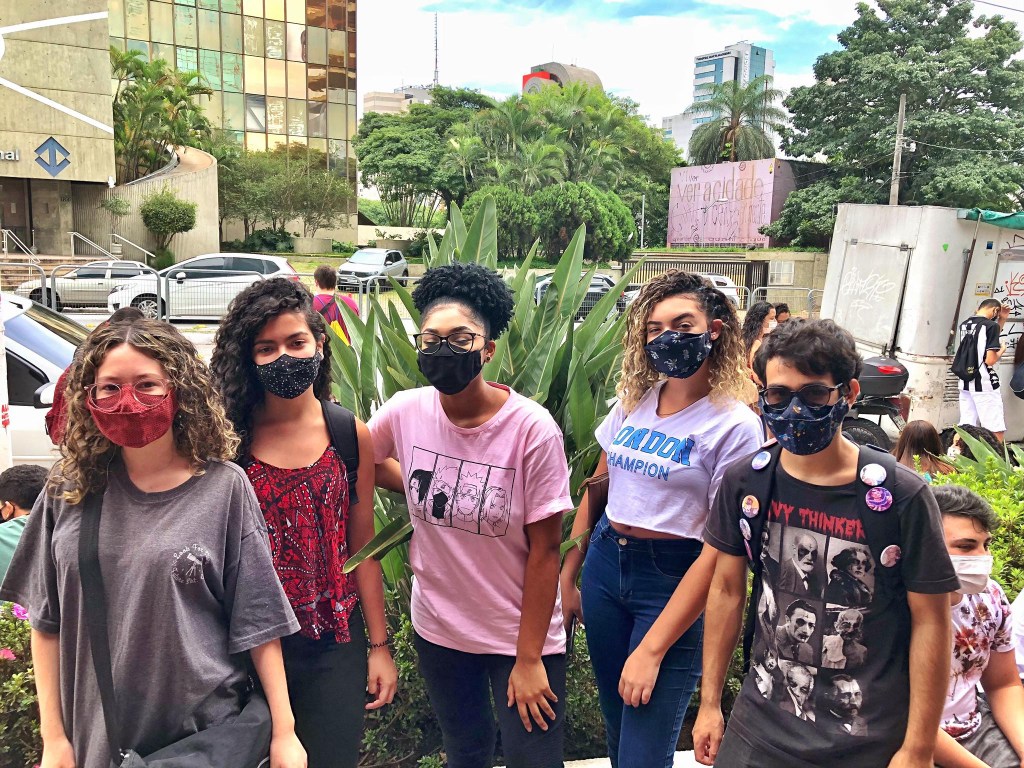 Os amigos da escola Antonio Sampaio fazem Enem juntos: Mariana, Luana, Milena Matheus e Victoria