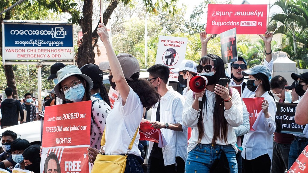 Manifestações pacíficas em Myanmar