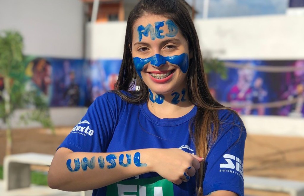 Elizângela comemorando a aprovação em medicina.