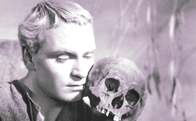 O ator Lawrence Olivier em adaptação de Hamlet para o cinema em 1948