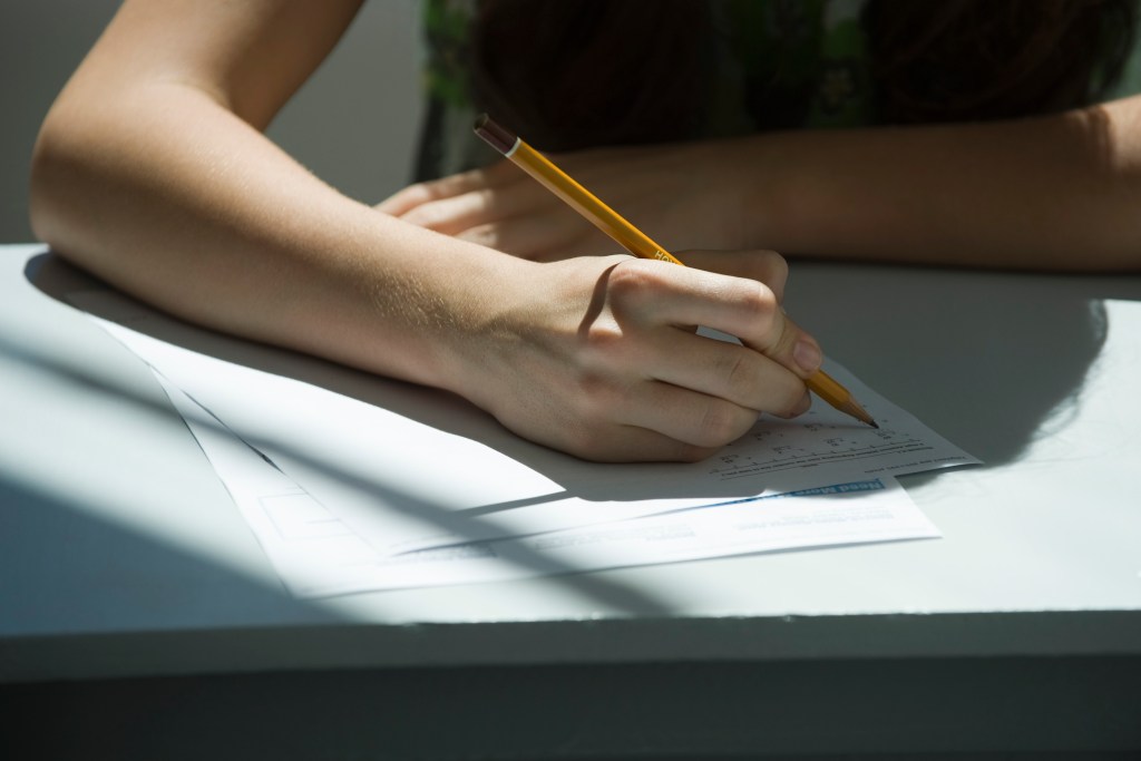 Estudante realizando um teste de lógica