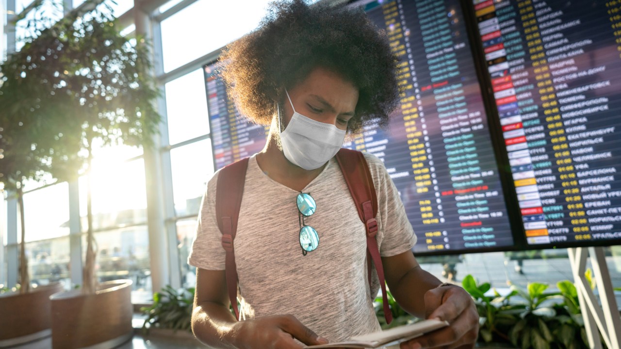 Estudante usando máscara no aeroporto