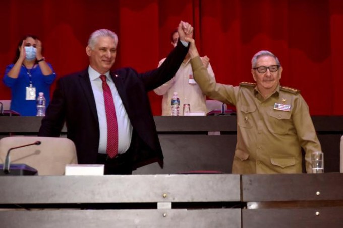 O novo presidente do Partido Comunista Cubano, Miguel Díaz-Canel, e o ex-presidente Raúl Castro