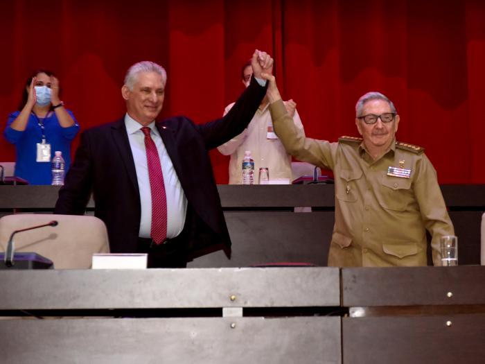 O novo presidente do Partido Comunista Cubano, Miguel Díaz-Canel, levanta o braço do ex-presidente Raúl Castro em sinal de união
