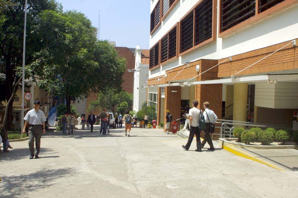 Espaço ao ar livre na universidade